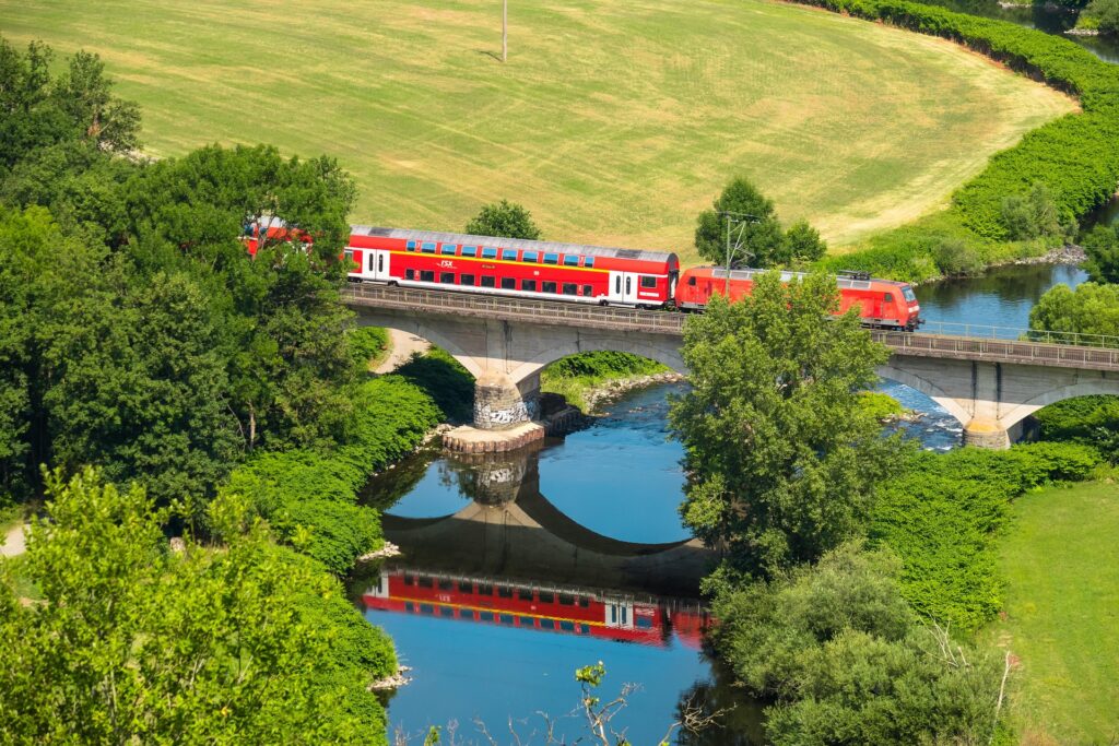 train-4351364_1920
